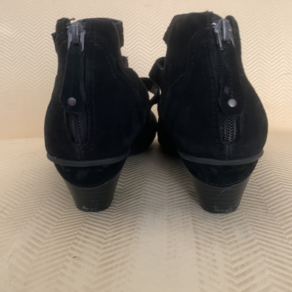 VGUC Earth black suede mary jane style shoes - Picture 7 of 10